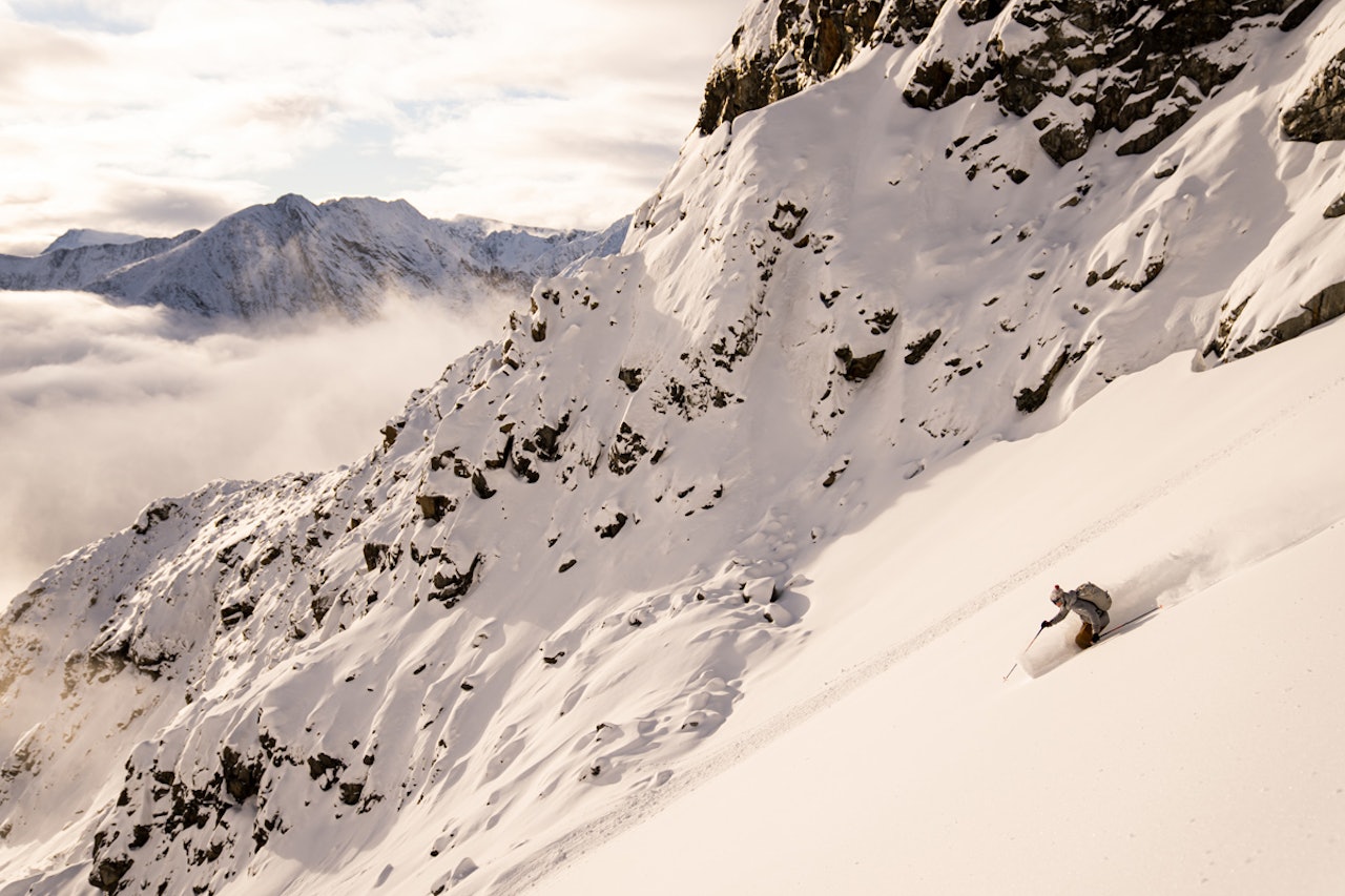 FREDAG 14. OKTOBER 2021: Ja, hva mer skal man si? Dette er fra sesongstarten 2021 i Lyngsalpene. Sondre Jacobsen kjører i fantastisk snø. Foto: Martin Andersen sesongstart Lyngen Kjostind