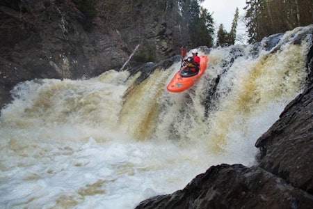 PÅ HJEMMEBANE: Mathias Fossum i aksjon i Lysakerelva. Foto: Thomas Kleiven Padling oslo lysakerelva akerselva