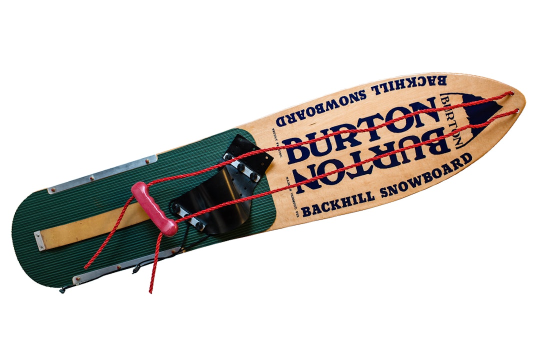 HVEM FANT DET OPP?: Her er et eksemplar av Burton Backhill fra 1981. Foto: Wikimedia Commons Snowboard historie