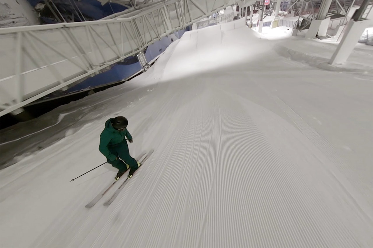 DRONE: Se racingdronen følge Anders Backe i skianlegget Snø. Foto: Above Media Drone Anders Backe