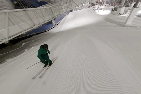 DRONE: Se racingdronen følge Anders Backe i skianlegget Snø. Foto: Above Media Drone Anders Backe