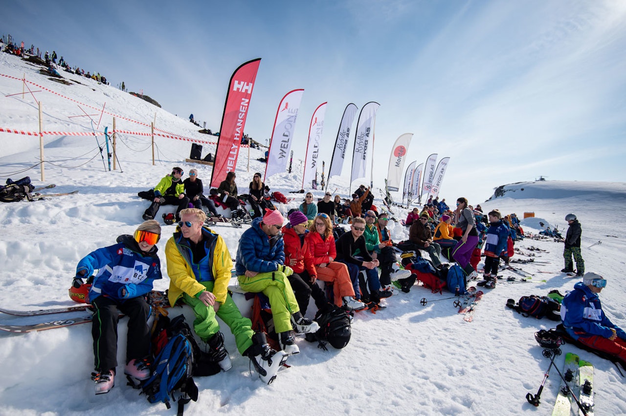 Tilskuere i Svandalen på Sauda Backcountry Challenge. Foto: Andreas Kalvig Anderson Sauda skisenter svandalen sauda alpinsenter haugesund røldal stavanger alpint snowboard fri flyt guide snowboard ski freeride