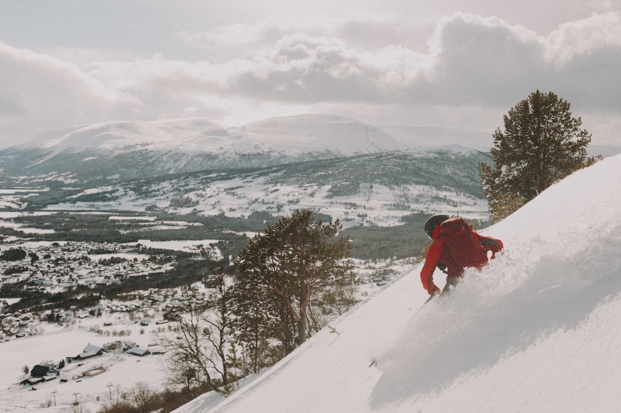 NYSNØ: Oppdal har hatt masse nysnø den siste tiden. Her nyter Henrik Kippernes forholdene. Foto: Kristoffer Kippernes Oppdal nysnø pudder
