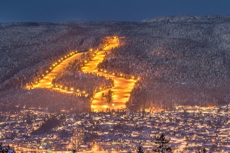 SUGER STRØM: Alpinnærmingen hevder at skianleggene kan spare opp mot 90% ved å bytte til LED-belysning. Foto: Drammen skisenter Drammen skisenter aronsløypa åssiden løypekart skimore åssida alpint snowboard fri flyt guide snowboard ski freeride