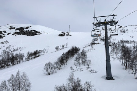 HOVDEN: Denne skiheisen i Bykle skal etter planen gå til etter 17. mai. Holder snøen, kan det bli enda lenger. Foto: Anders Holtet Hovden alpinsenter
