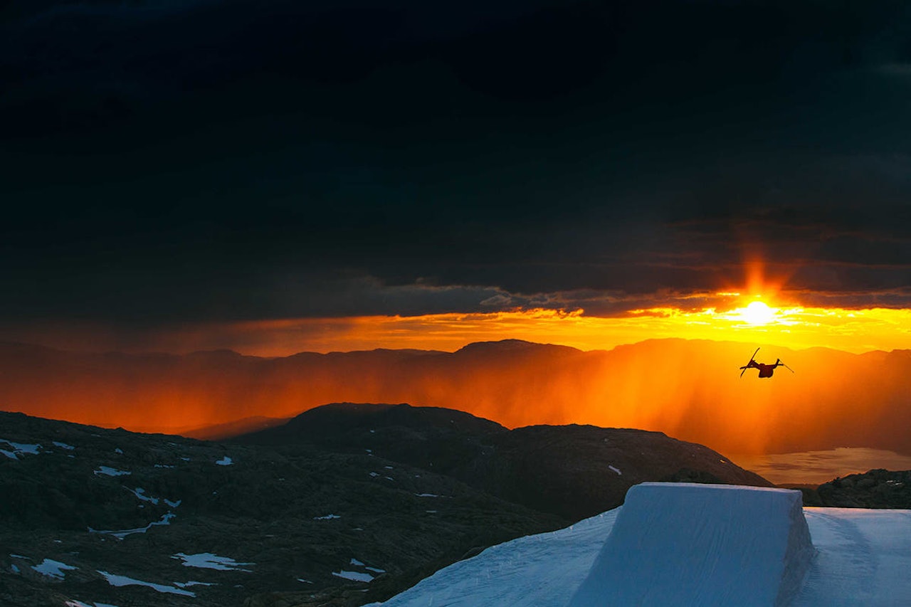 Filmteam kommer fra verden over for å filme spektakulære svev med denne spektakulære utsikten. Foto: Chris Baldry Folgefonna fonna glacier jibbe park ski snowboard