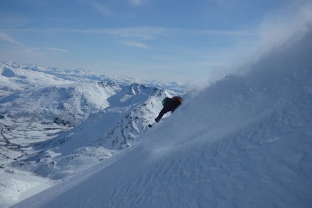 Håvard Skomedal Torvanger fosser ned topphenget på Snøtindan under perfekte forhold. Håvard Skomedal Torvanger fosser ned topphenget på Snøtindan under perfekte forhold.