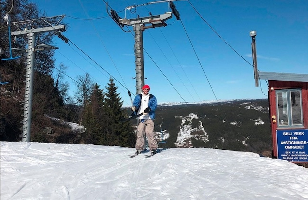 TIL TOPPS: Vi ba Bendik Øye ta et mobilbilde for å vise fram parken. En dag senere fikk vi dette bildet av Rafael Garrido fra toppen av heisen med beskjed om at det var så artig at han glemte å ta parkbilde og bare tok dette bildet på toppen av heisen på siste tur. Det tilgir vi lett, og tar heller som nok et bevis på at parken i Ål er bra nå. Rafael Garrido Ål skisenter