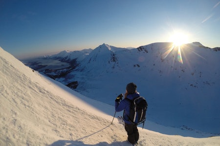 Ellen Merethe Høsæt nyter siste solstråler før hun kaster seg utfor en av vestrennene på Sætertinden. Ellen Merethe Høsæt nyter siste solstråler før hun kaster seg utfor en av vestrennene på Sætertinden.