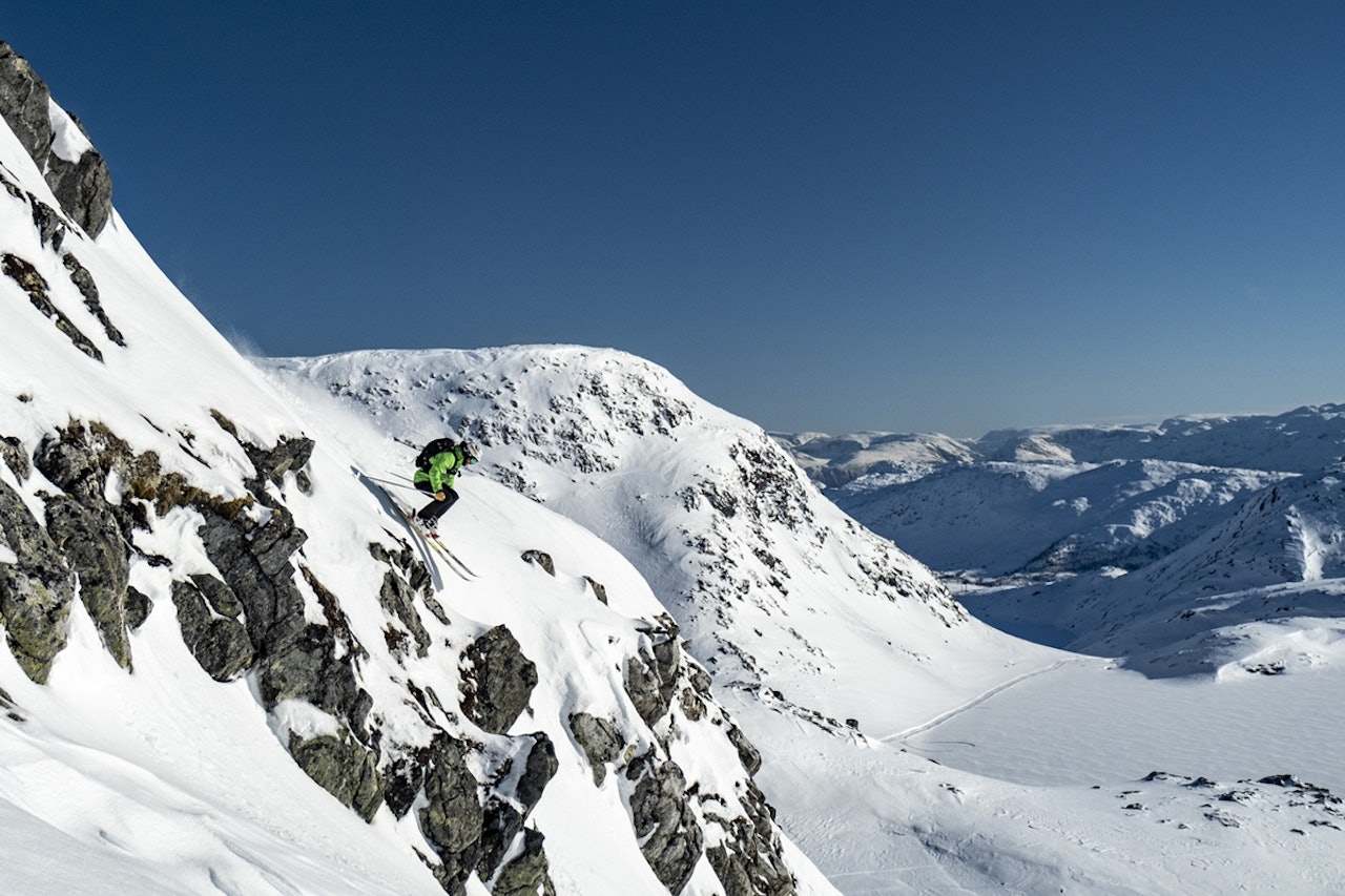 Karsten Gefle dropper klipper i Harpefossen. Foto: Christian Nerdrum Harpefossen skisenter freeride offpiste alpint ski snowboard anlegg