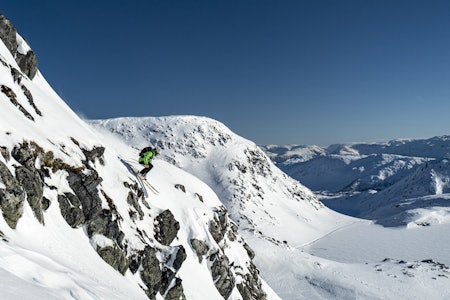 Karsten Gefle dropper klipper i Harpefossen. Foto: Christian Nerdrum Harpefossen skisenter freeride offpiste alpint ski snowboard anlegg