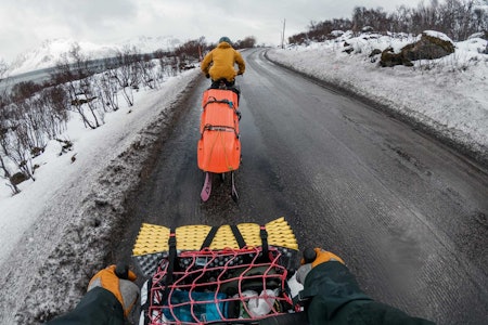 Karakterbyggende start: Vi kom ikke rundt den første svingen før vi møtte turens første prøvelse i form av regn og vind. Foto: Andreas Køhn Lofoten