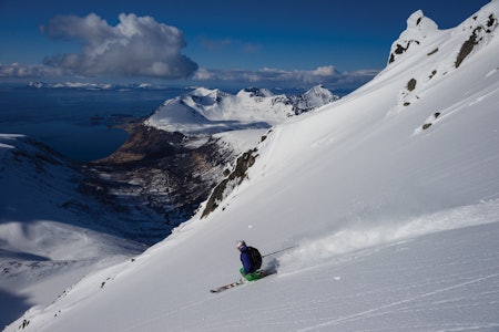 Alexander Aronsen setter skikkelig hælfri sving ned vestsiden av Nona. Dale i bakgrunnen. Foto: Fred Åge Hol