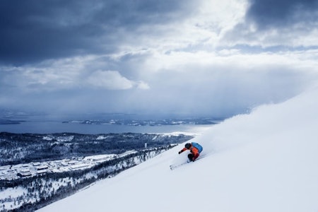 Har vi nevnt at utsikten fra fjellknauset høyt over rosebyen er helt vanvittig fin? Foto: Martin I. Dalen Molde tusten skiheiser vestlandet årø frikjøring Tuv alpint snowboard fri flyt guide snowboard ski freeride