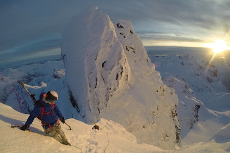 På vei opp sydryggen på Møysalen med Signar Andre Nilsen og Håvard Skomedal Torvanger samt Lillemøyen i bakgrunnen. På vei opp sydryggen på Møysalen med Signar Andre Nilsen og Håvard Skomedal Torvanger samt Lillemøyen i bakgrunnen.