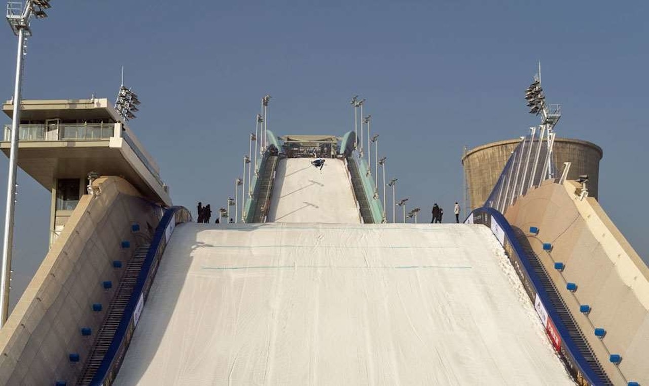 EN NAMSOSING I KINA: Sebastian Schjerve i aksjon på hoppet i Beijing. Foto: NSF EN NAMSOSING I KINA: Sebastian Schjerve i aksjon på hoppet i Beijing. Foto: NSF