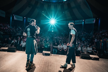 HJEMMEKOSELIG: Robert Aaring (til høyre) introduserer sitt eget, midtnorske filmprosjekt for speaker Magnar Musum og 600 gærne skifolk i Trondheim. Foto: Simon Sjøkvist Robert Aaring Trondheim Vassfjellet