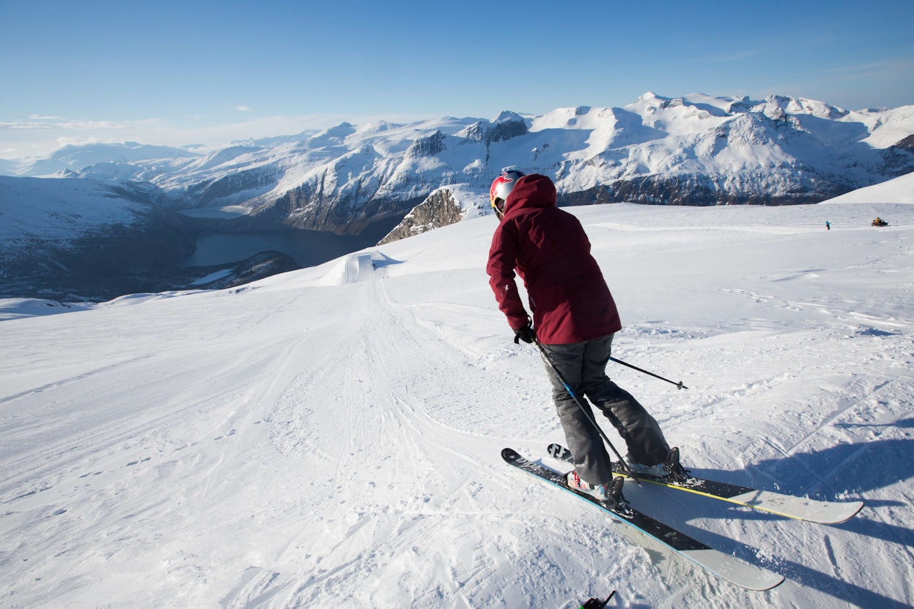 Tiril Sjåstad Christiansen på vei mot kjempehoppet til Field productions i Glomfjord. Foto: Thomas Kleiven Glomfjord alpinsenter meløy glåmfjord mo i rana helgeland skisenter løypekart alpint snowboard fri flyt guide snowboard ski freeride
