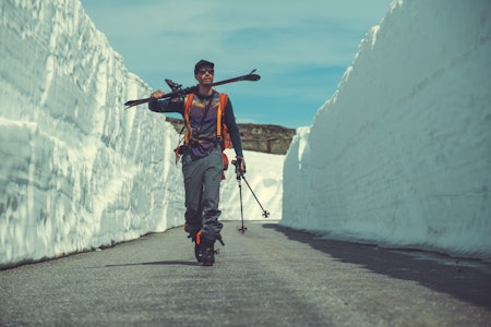 Høye brøytekanter, solbriller, skredsøker og feller er ingrediensene på Strynetur. Foto: Bård Gundersen Stryn sommerski strynefjellet tystigbreen ski alpint skisenter sommer snowboard