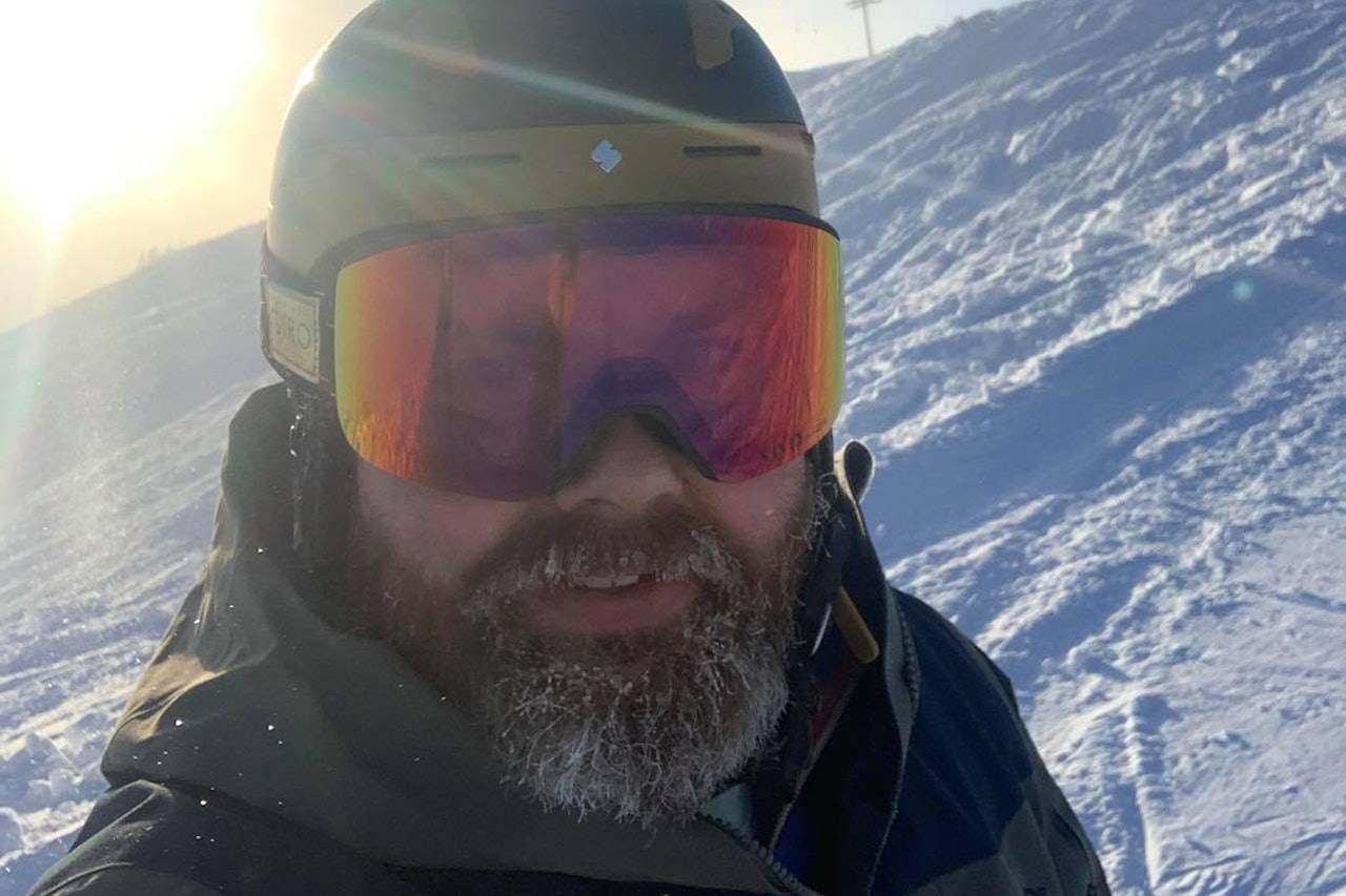 MED HJELM: Jo Marius Bøyum Bøyabreen blir irritert på profilerte skikjørere som dropper hjelmen. Foto: Privat Jo Marius Bøyum Bøyabreen