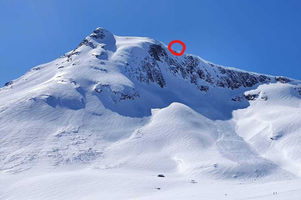 HENGENDE: Personen ble hengende fast i kanten etter skavlbruddet. Foto: Varsom Skavlbrudd