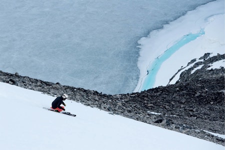 Du står ski på breen som leder rett ned og inn i innsjøen som breen har laget på Juvass. Foto: Martin I. Dalen Juvass sommerski galdhøpiggen