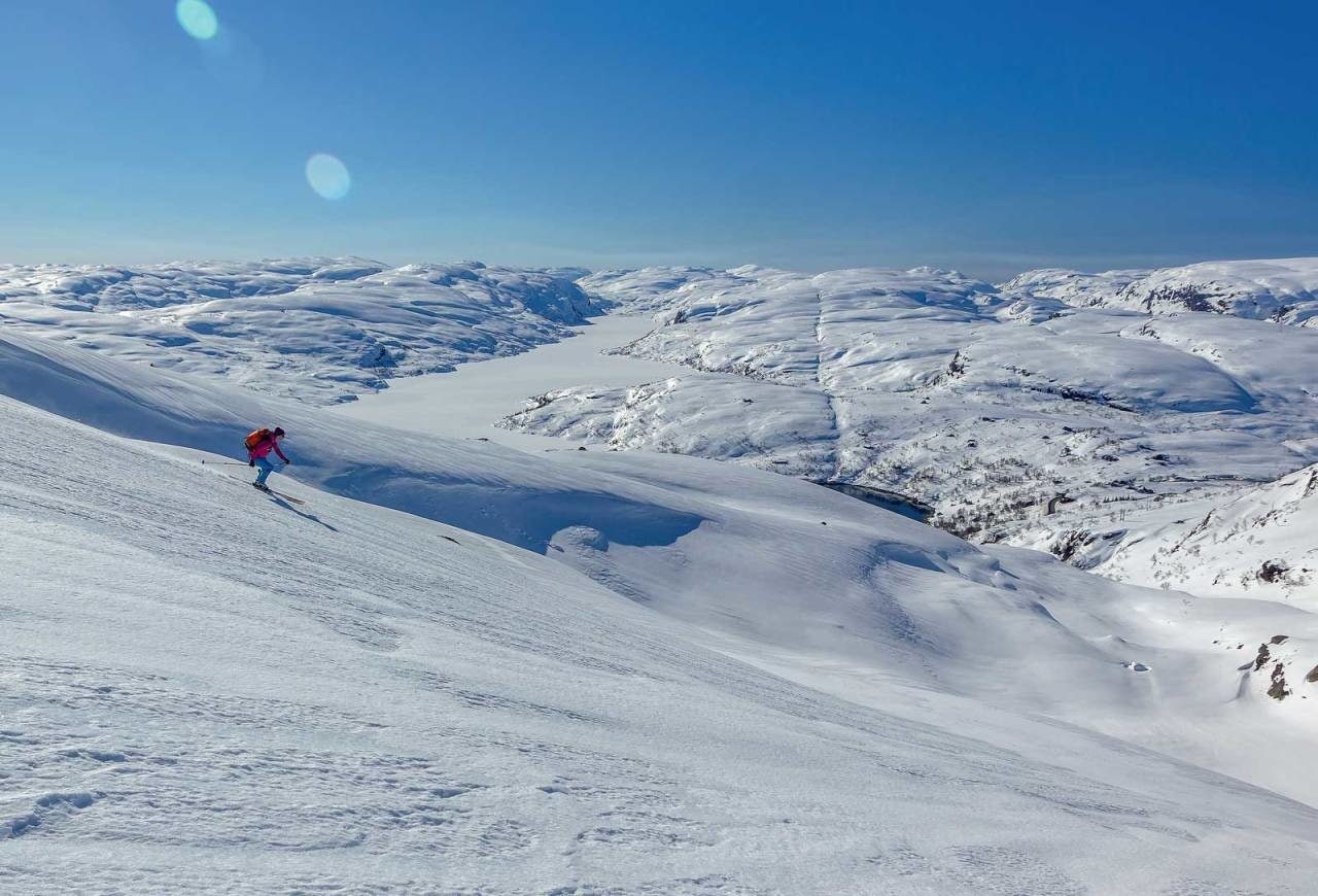 Nekjøring fra nabofjellet Røseknuten, som er et av flere populære toppturmål i Sirdal. Foto: Lars Storheim Sirdal alpin ski snowboard skistar guide freeride