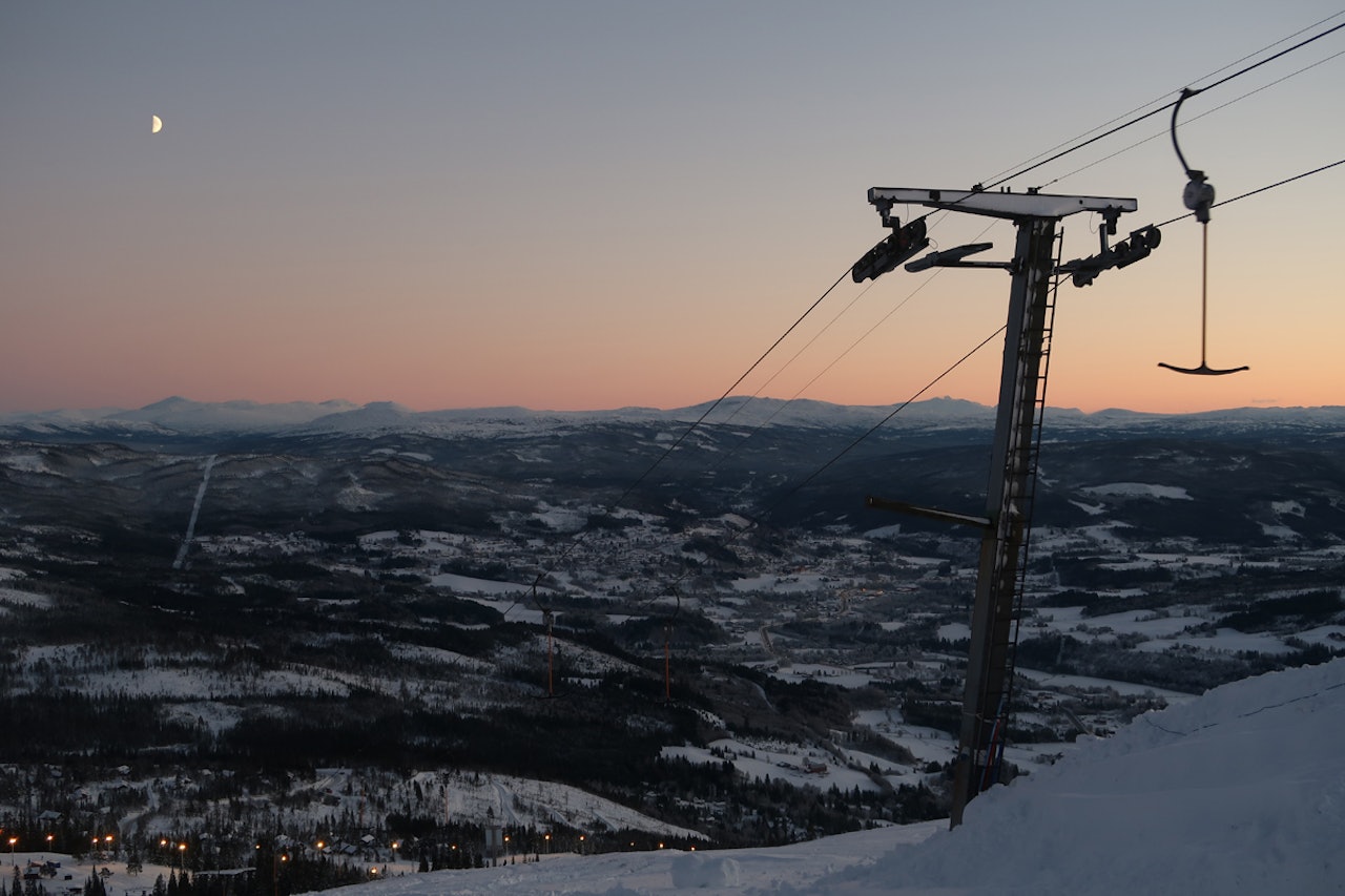 Meråker alpinsenter i solnedgang. T-kroken åpner mye artig terreng. Foto: Bård Smestad Meråker alpinsenter trondheim trøndelag storlien åre skisenter løypekart alpint snowboard fri flyt guide snowboard ski freeride