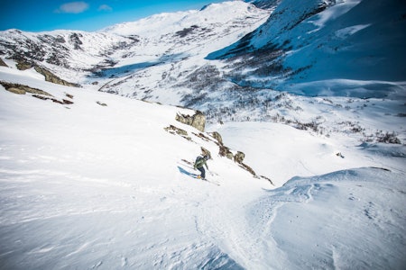 BJØBERGNUTEN: Erlend på vei ned det smaleste punktet i østrenna på Bjørbergnuten. Foto: Andreas Løve Storm Fausko Topptur Hemsedal påske