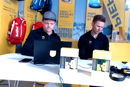 AVVISER KRITIKKEN: Markedssjef Georg Wenger-Rami (til venstre) og produktsjef Martin Milleder i Pieps sier det ikke er grunn til å frykte feil i Pieps sine sender/ mottakere, og de avviser kritikken fra flere profilerte skikjørere. Foto: Skjermdump fra torsdagens digitale pressekonferanse Pieps skredsøker
