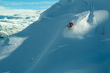 EN SAUDASVING: Fri Flyts Christian Nerdrum finner seg en lomme med fjærlett puddersnø i Saudasvingen. Bilde: Bård Gundersen Fri Flyts Christian Nerdrum finner seg en lomme med fjærlett puddersnø i Saudasvingen. Bilde: Bård Gundersen