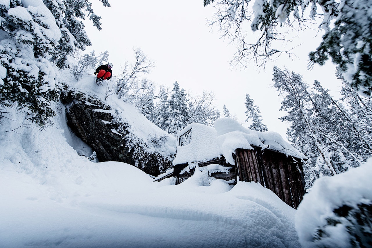 DØDEN: Skal du kjekke deg ned Gråkallens mest beryktede linje, må du være klar for en paddeflat landing. Henning Skjetne setter pris på at årets største snøfall gjør omgivelsene litt mykere. Foto: Martin I. Dalen DØDEN: Skal du kjekke deg ned Gråkallens mest beryktede linje, må du være klar for en paddeflat landing. Henning Skjetne setter pris på at årets største snøfall gjør omgivelsene litt mykere. Foto: Martin I. Dalen
