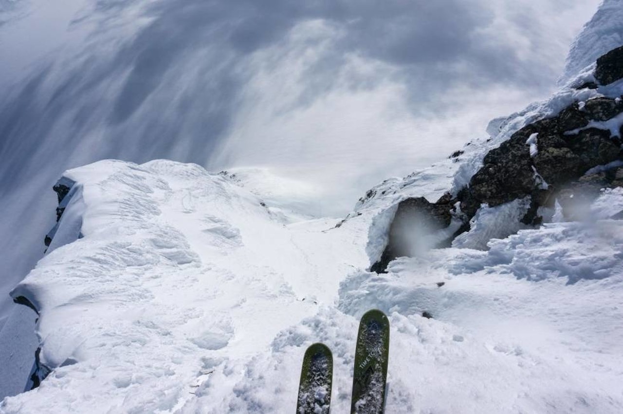 NED HER: Vestsida av Storebjørn sett ovenfra gjennom Gjermund sitt kamera. Foto: Vegard Aasen