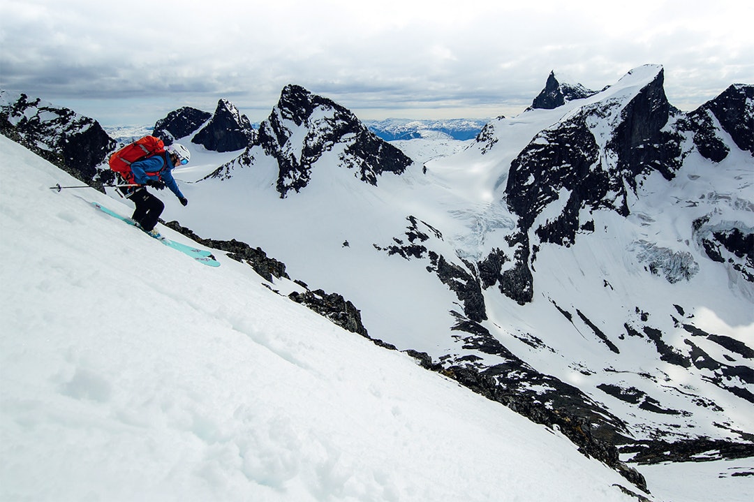 JOTUNHEIMEN: Få ting er bedre enn bratt skikjøring i hjertet av Hurrungane. Jenny Bjørnsgaard setter en sving verdig for omgivelsene.Foto: Øystein Bjelland Skikjører i Jotunheimen