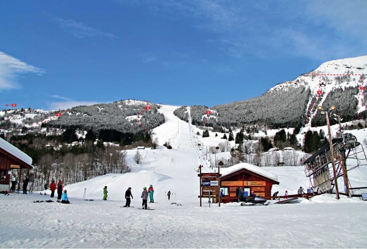 Fra bunnen av skisenteret, med utsikt til frikjøringslinjene. Foto: Christian Nerdrum. / Toppturar i Sogn toppturer i sogn, frikjøring i sogn