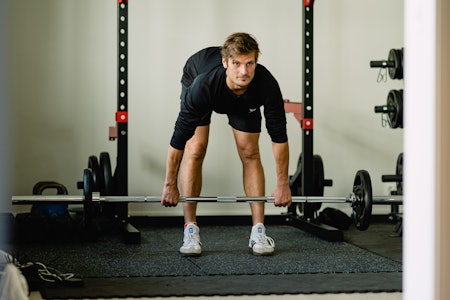 STRAKT OPP FRA MARKEN: Strakmark er en variant av markløft, men utfordrer teknikk, fleksibilitet og styrke på en litt annen måte. Olympiatoppens Lars Haugvad demonstrerer. Bilde: Christian Nerdrum Strakmark er en variant av markløft, men utfordrer teknikk, fleksibilitet og styrke på en litt annen måte. Olympiatoppens Lars Haugvad demonstrerer. Bilde: Christian Nerdrum