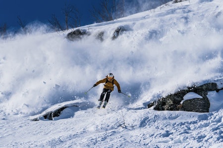 Sondre Loftsgarden skaper et dramatisk motiv for fotograf Bård Basberg i Stordal Arena Overøye Stordal Loftsgarden Basberg Fri Flyt snøskred