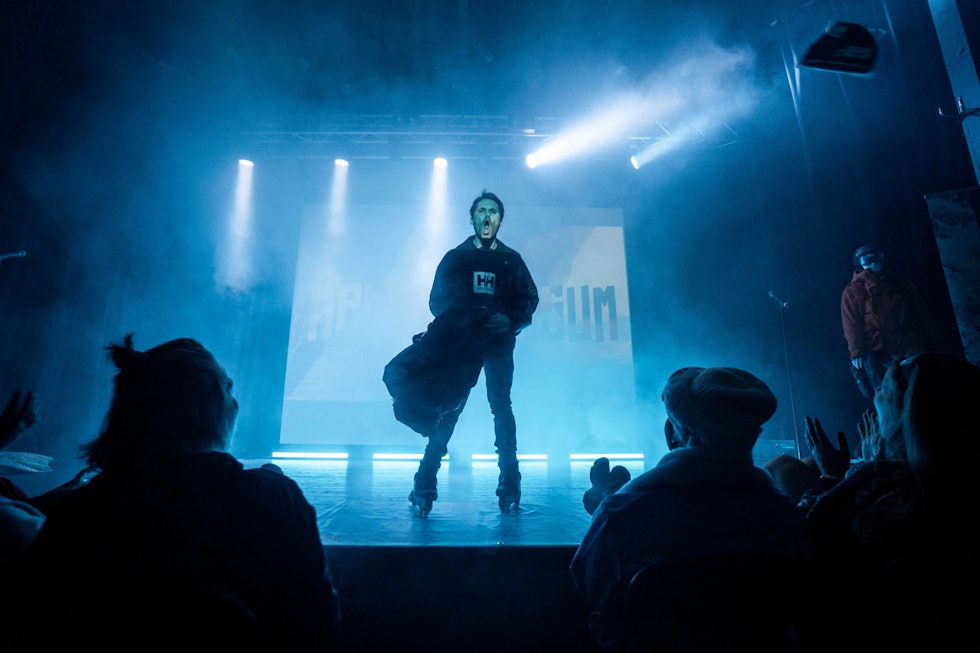 UTADVENDT: Magnar Musum sørger for dedikert underholdning mellom skifilmene på årets Film Tour. Foto: Simon Sjøkvist film tour Magnar Musum