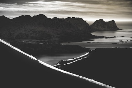 UT MOT HAVET: Erling Grøstad kan ikke klage på utsikten når han setter telemarksvingene sine på 69 grader nord. Alle foto: Bård Basberg UT MOT HAVET: Erling Grøstad kan ikke klage på utsikten når han setter telemarksvingene sine på 69 grader nord. Alle foto: Bård Basberg
