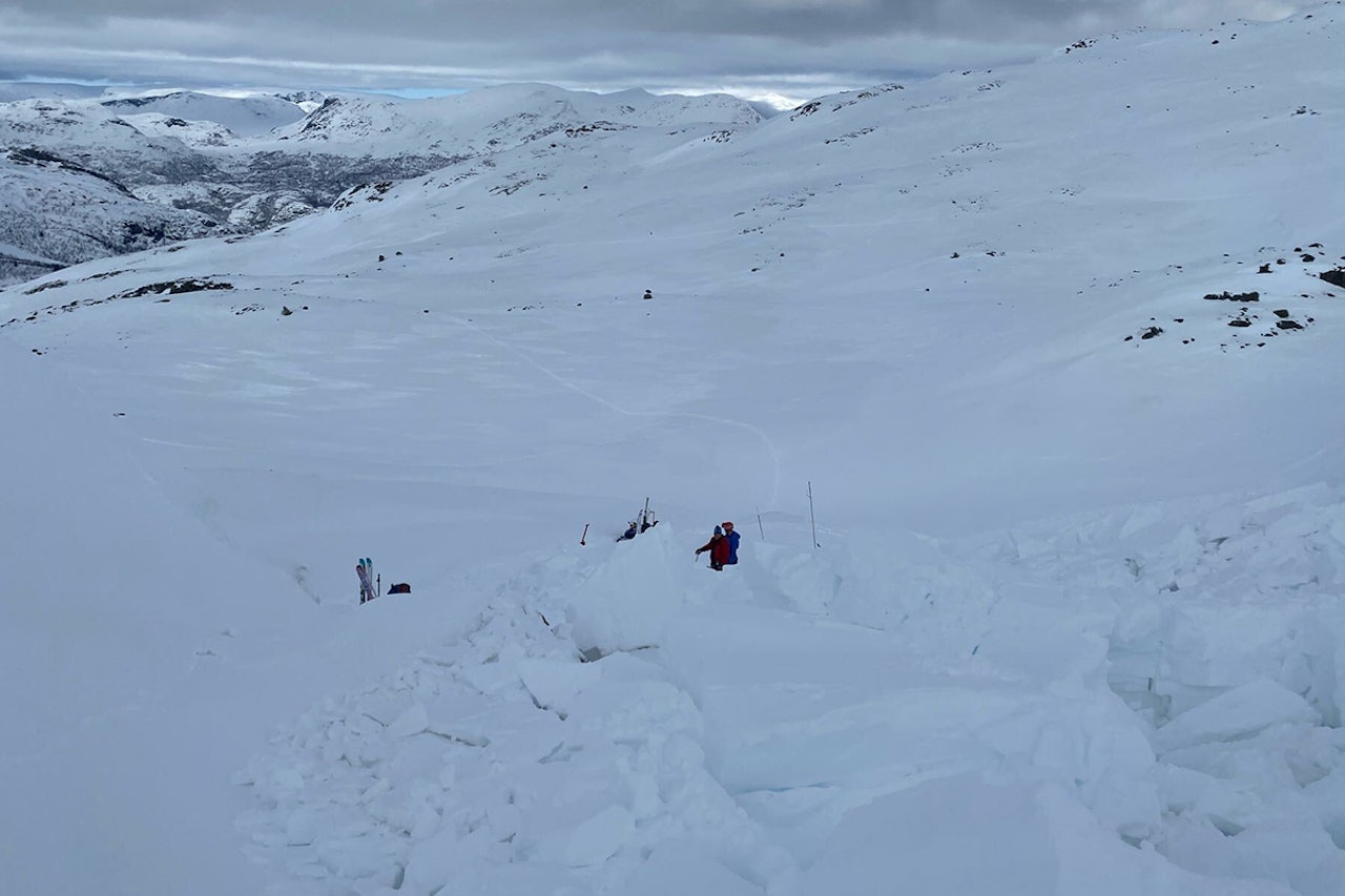 SNØSKRED: Det har gått et snøskred på det populære skifjellet Systerskardfjellet. Foto: Pos/Regobs Snøskred Systerskardfjellet
