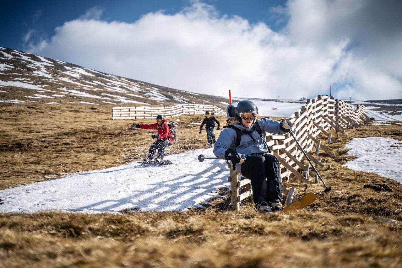Skotsk utfor: For alle som ser med gru på at snøen fort forsvinn kan me slå fast at skiglede ikkje alltid er lik snø, i alle fall ikkje ned solsida frå skianlegget Nevis Range. Foto: Brodie Hood