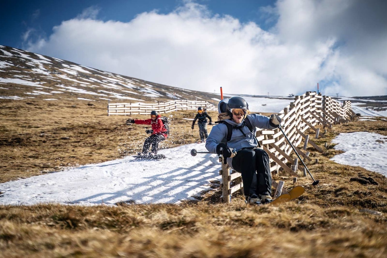 Skotsk utfor: For alle som ser med gru på at snøen fort forsvinn kan me slå fast at skiglede ikkje alltid er lik snø, i alle fall ikkje ned solsida frå skianlegget Nevis Range. Foto: Brodie Hood Skotsk utfor: For alle som ser med gru på at snøen fort forsvinn kan me slå fast at skiglede ikkje alltid er lik snø, i alle fall ikkje ned solsida frå skianlegget Nevis Range. Foto: Brodie Hood