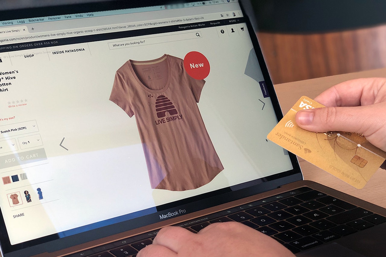 NYE REGLER, NYE UNNTAK: Fra 1.april 2020 gjelder nye regler for netthandel fra utlandet. Du slipper toll på klær under 3000, men må betale moms. Men du slipper moms om varen + porto koster under 350 OG butikken du handler fra ikke er registrert i det nye VOEC-systemet. NYE REGLER, NYE UNNTAK: Fra 1.april 2020 gjelder nye regler for netthandel fra utlandet. Du slipper toll på klær under 3000, men må betale moms. Men du slipper moms om varen + porto koster under 350 OG butikken du handler fra ikke er registrert i det nye VOEC-systemet.