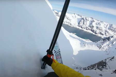 ISØKS: Her henger Nikolai Schirmer kun fast i isøksa på Middagstind. Foto: Skjermdump Nikolai Schirmer