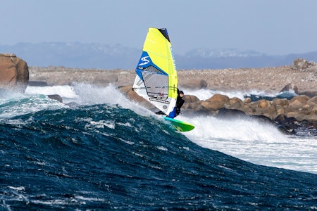 NÅ ER DET GREIT! Inge Kvivik trenger ikke lenger bekymre seg over bøter for å windsurfe på Lista-strendene. Bilde: Otto Motzke
