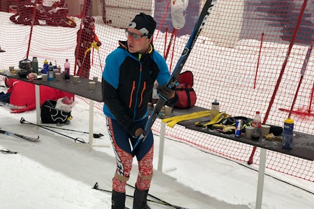 FELLER: Her tar Hans-Inge Klette skifeller på etter omtrent 11 timer på ski på Snø på Lørenskog. Foto: Anders Holtet Hans-Inge Klette topptur feller ski randonee
