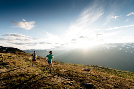 GODE SKO: Løping i naturen er både morsomt og svært god trening med lav skaderisiko. Bonus er flotte naturopplevelser og god form til skisesongen. I denne artikkelen avslører vi de beste utstyrstipsene for terrengløping i lavlandet og på fjellet. Foto: Martin Innerdal Dalen test terrengløpesko