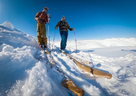 KLARE FOR NEDKJØRING Torje Bjellaas og Brit-Siv Fimland på toppen av Syskardsnipa. Foto: Torje Bjellaas