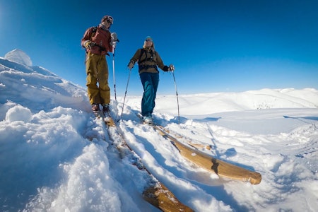 KLARE FOR NEDKJØRING Torje Bjellaas og Brit-Siv Fimland på toppen av Syskardsnipa. Foto: Torje Bjellaas hjemmelagde treski torje bjellaas