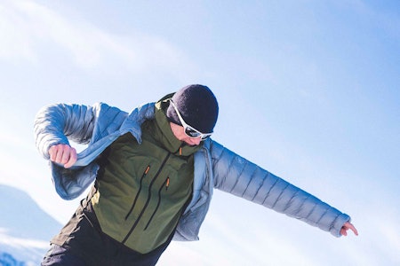 TOPPTUR-KLÆR: I denne artikkelen får du tips til hvilke skiklær du trenger på topptur og randonee. Foto: Kristoffer Kippernes skihansker jakke spenne på ryggsekk
